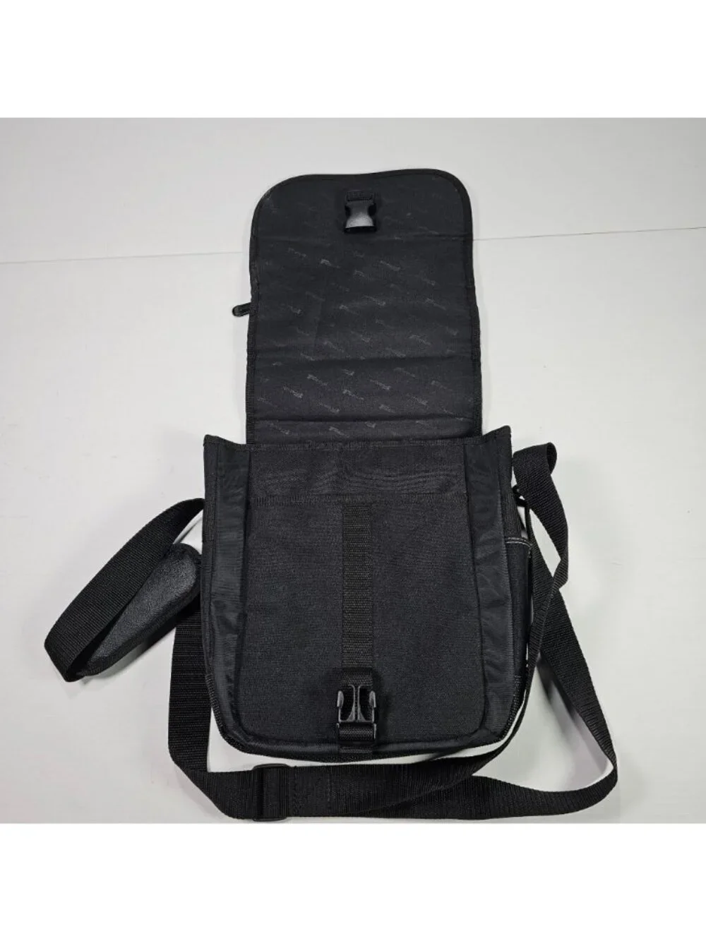 Targus Quilted Black & Gray Tablet Messenger Bag With Adjustable Strap 10x9x3